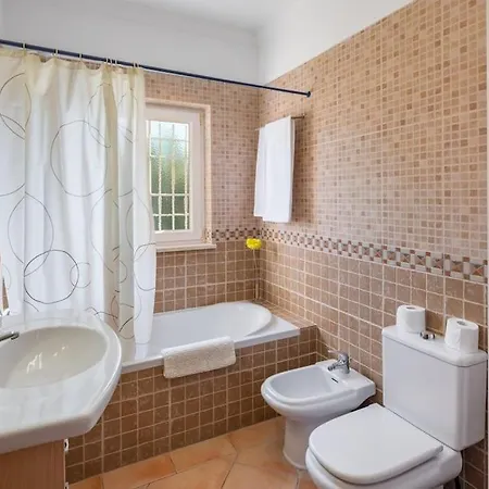 4 Bed Private Ribeiro Ii With Heated Pool, Garden, Wi-fi 阿尔布费拉