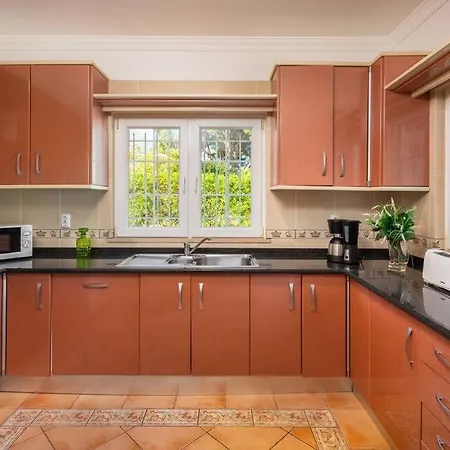 4 Bed Private Ribeiro Ii With Heated Pool, Garden, Wi-fi 别墅 阿尔布费拉