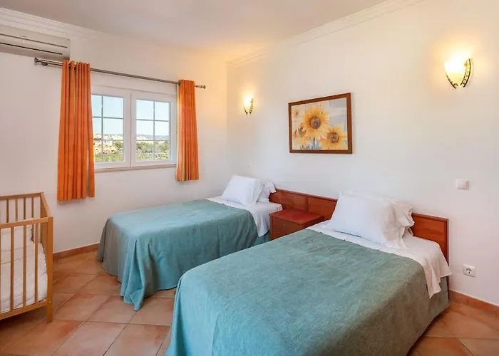 4 Bed Private Ribeiro Ii With Heated Pool, Garden, Wi-fi Albufeira